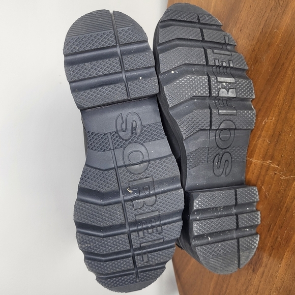 Sorel Black and Red High-Top Boots with Durable Soles - Picture 6 of 7